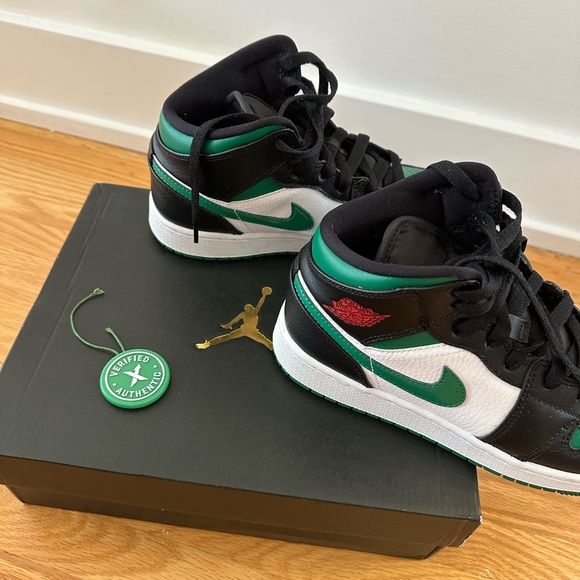 Air Jordan 1 Mid GS 'Black Pine Green' – Size US 3.5 Y - Picture 3 of 6